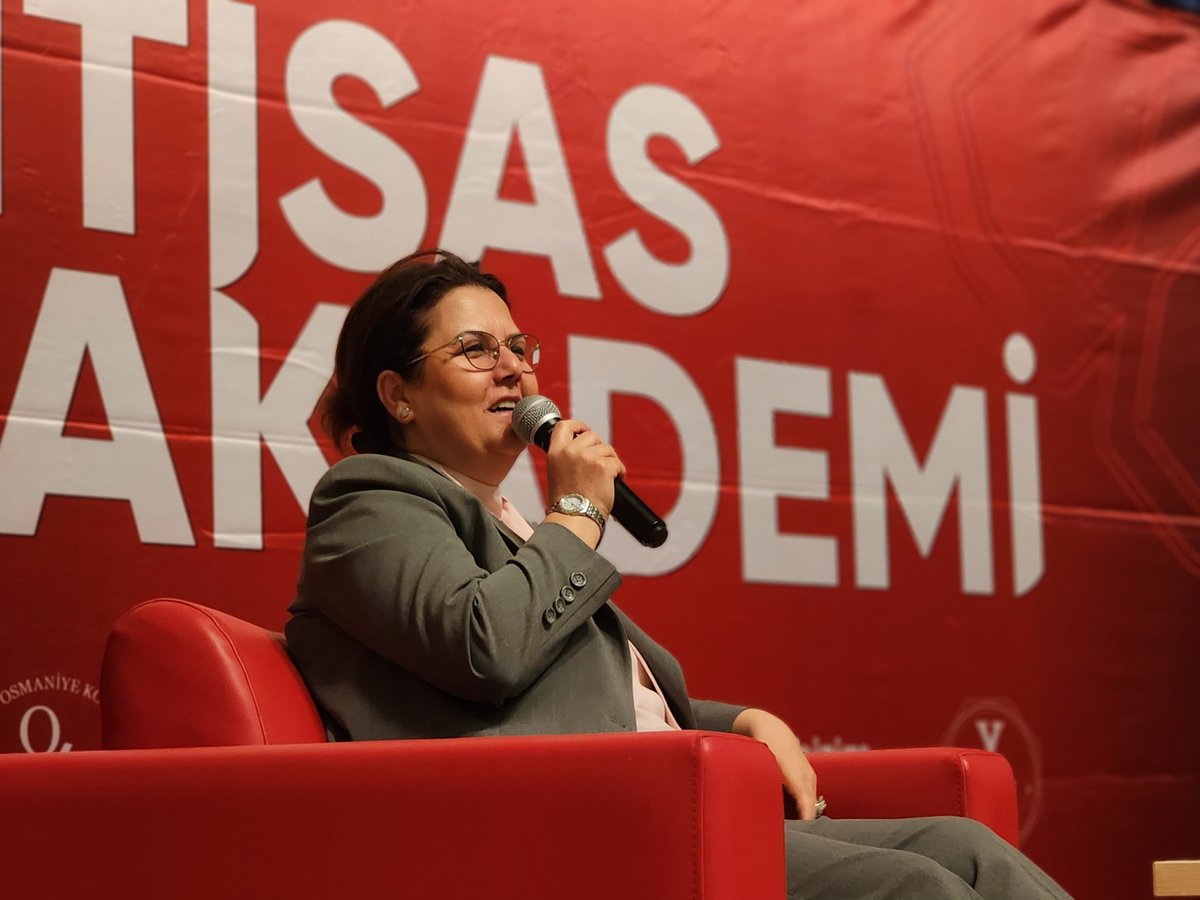 deryayanikashb's tweet photo. 📍 Osmaniye Korkut Ata Üniversitesi

TÜGVA Osmaniye İhtisas Akademi’26 kapsamında düzenlenen “Küreselleşen Dünyada Çağı Anlamlandırmak” başlıklı programda sevgili gençlerle bir araya geldik.

Küreselleşen dünyanın ortaya çıkardığı imkânları, imkânsızlıkları, meydan okumaları ve değişen çağın ruhunu kendi tecrübelerim üzerinden aktarmaya çalıştım.

Ülkemizin yarınlarını emanet edeceğimiz gençlerimizin; dünyadaki gelişmeleri doğru okuyabilen, milli ve manevi değerlerimizden güç alan, özgüveni yüksek, sorgulayan, üreten ve sorumluluk bilinciyle hareket eden bireyler olarak yetişmesi öncelikli amacımızdır.

Nazik davetleri için TÜGVA Osmaniye ailesine, programa destekleri ve misafirperverlikleri için Osmaniye Korkut Ata Üniversitesi Rektörü Sayın Prof.Dr.Turgay Uzun'a, ilgileri, heyecanları ve kıymetli soruları için sevgili gençlerimize gönülden teşekkür ediyorum.

@TUGVAOsmaniye 
@uzun_turgay
