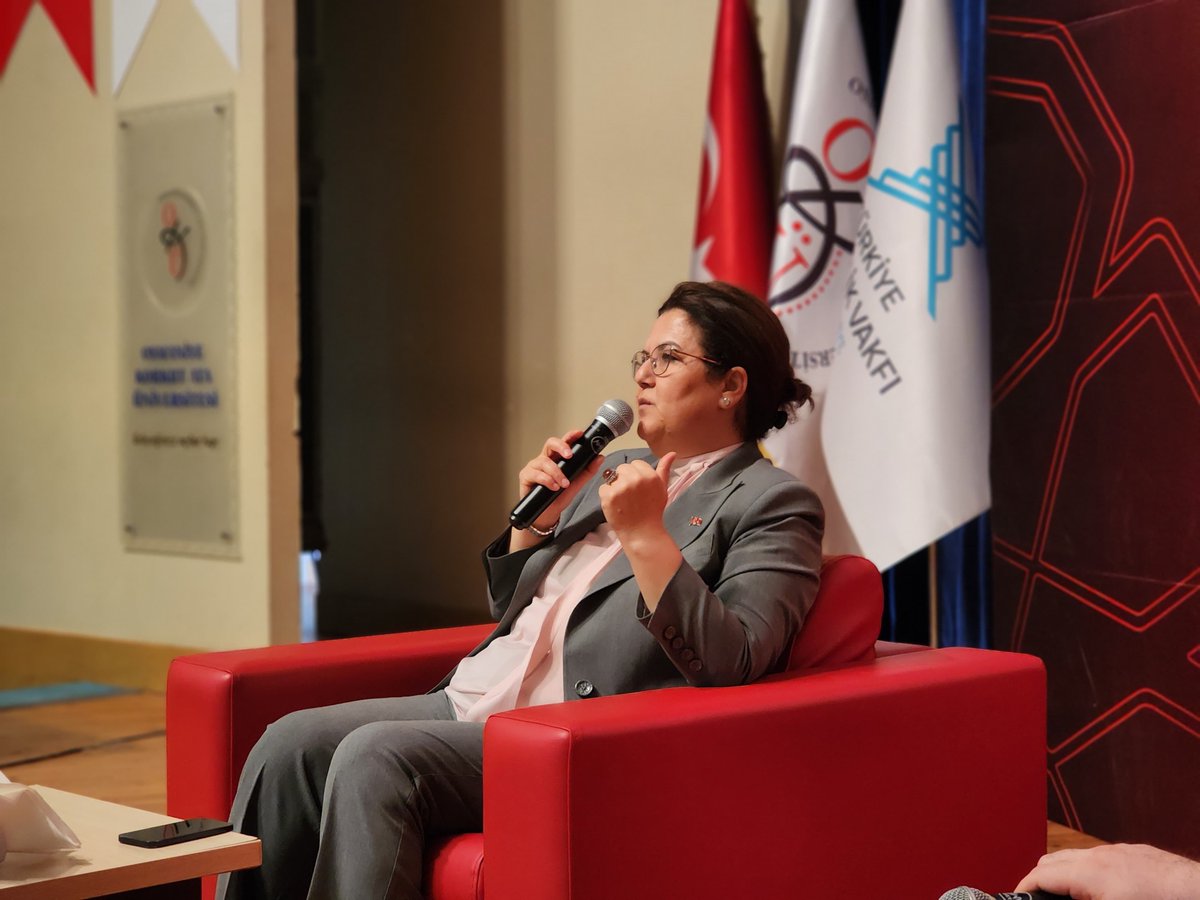 deryayanikashb's tweet photo. 📍 Osmaniye Korkut Ata Üniversitesi

TÜGVA Osmaniye İhtisas Akademi’26 kapsamında düzenlenen “Küreselleşen Dünyada Çağı Anlamlandırmak” başlıklı programda sevgili gençlerle bir araya geldik.

Küreselleşen dünyanın ortaya çıkardığı imkânları, imkânsızlıkları, meydan okumaları ve değişen çağın ruhunu kendi tecrübelerim üzerinden aktarmaya çalıştım.

Ülkemizin yarınlarını emanet edeceğimiz gençlerimizin; dünyadaki gelişmeleri doğru okuyabilen, milli ve manevi değerlerimizden güç alan, özgüveni yüksek, sorgulayan, üreten ve sorumluluk bilinciyle hareket eden bireyler olarak yetişmesi öncelikli amacımızdır.

Nazik davetleri için TÜGVA Osmaniye ailesine, programa destekleri ve misafirperverlikleri için Osmaniye Korkut Ata Üniversitesi Rektörü Sayın Prof.Dr.Turgay Uzun'a, ilgileri, heyecanları ve kıymetli soruları için sevgili gençlerimize gönülden teşekkür ediyorum.

@TUGVAOsmaniye 
@uzun_turgay