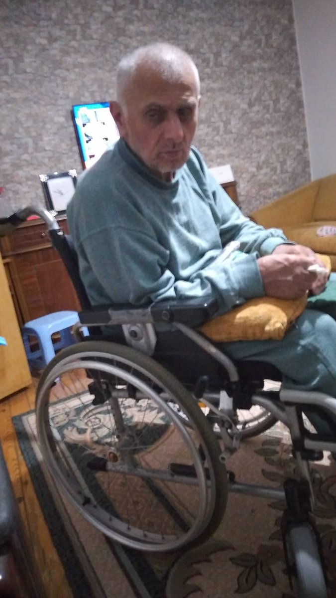 diyadinosman's tweet photo. Zonguldak’lı Fuat Demir amcamız Devrek Gürbüzler köyünde yaşıyor..
9 yıldır engelli…
İlk yıl 1, sonraki yıl 2,
en son 2021 de 5 yıl rapor verildi..
Dün tekrar  gittiği Bolu Köroğlu Devlet Hastanesinde heyet raporu 5 yıl uzatılınca tepki gösterdiler.
Neden 5 yıl..
Kendi başına ayağa kalkamıyor, ayakta  duramıyor , yürüyemiyor…
Engelli sandalyesine muhtaç bir yaşlı amcaya yapılan doğru mu?

Bolu Köroğlu Devlet Hastanesinde bu çileye neden olanlar tekerlekli  sandalyeye mahkum Fuat amcaya neden sürekli raporu vermeyip Zonguldak’ın köyünden Bolu’ya rapor alması için yollara düşürüyorsunuz!..

Ailesi haklı olarak soruyor;
“Raporu sürekli olması gerekirken Fuat amcayı her defasında Bolu Köroğlu Devlet hastanesine getirmek neden, bu çile neden?” diye isyan ediyor..
Evladı Hüseyin Demirci diyor ki;
“Karşı köyde 2 abimiz var bastonla yürüyorlar hatta araba kullaniyorlar ama raporları ömür boyu. Sağlık Bakanımız @drmemisoglu na çağrı yapıyorum”

Yapmayın Allah aşkına..
@saglikbakanligi mız  engelli Fuat amca için gerekeni yapacaktır diye düşünüyorum..
