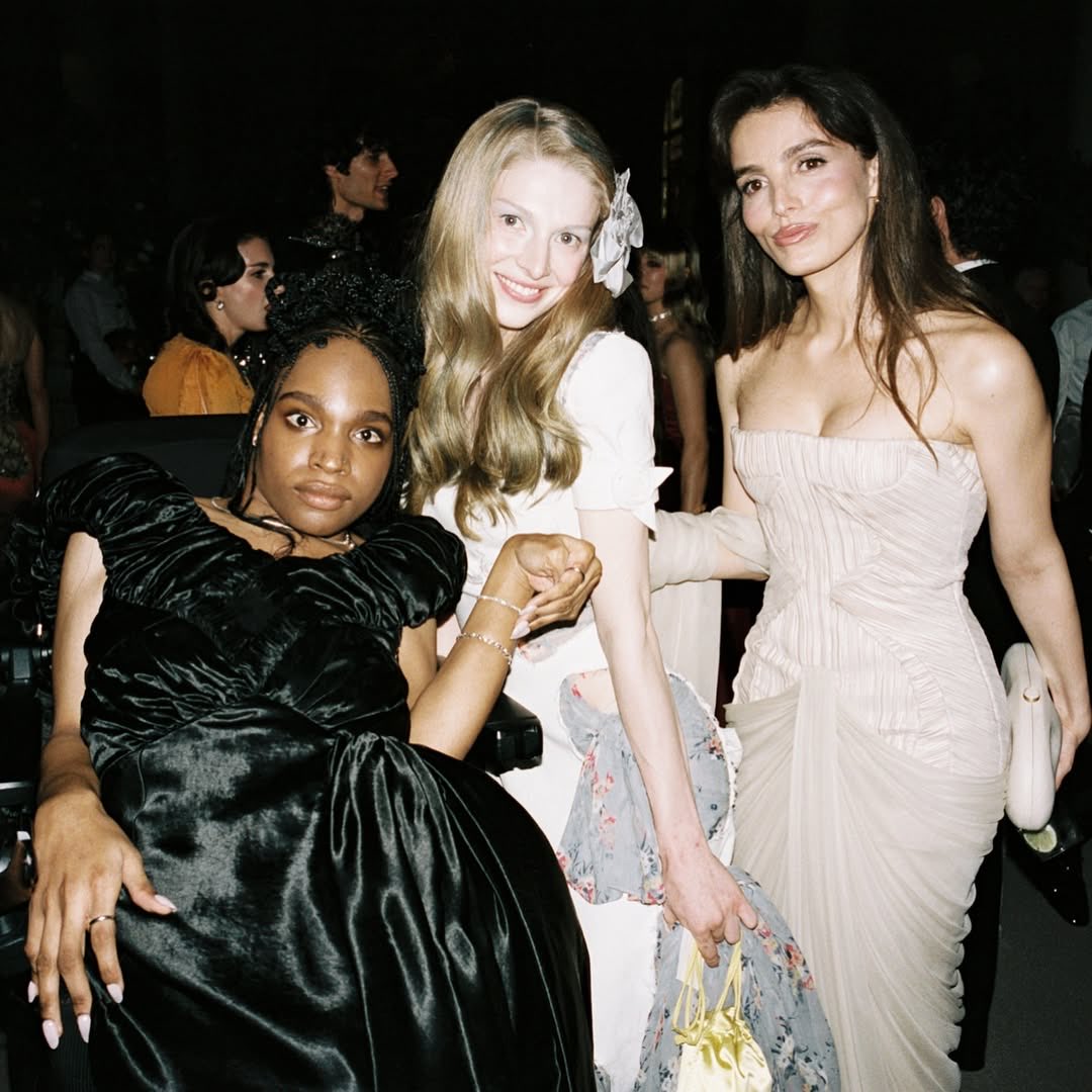 infohschaferbr's tweet photo. MARAVILHOSAS! 🩵
Hunter com Aariana Philip e Lux Pascal no Met Gala. 🏳️⚧️
Lembrando que Hunter e Lux atuarão juntas no filme Cry To Heaven.
#hunterschafer #aarianaphilip #luxpascal #metgala https://t.co/OkvZKrJ6Jv