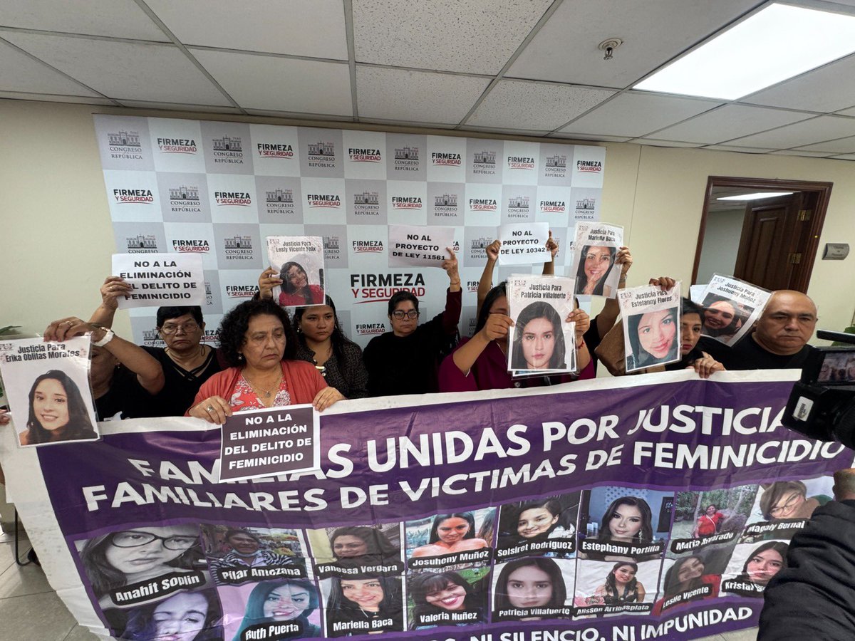 RuthLuqueIbarra's tweet photo. Hoy, junto a las asociaciones de familiares de víctimas de feminicidio, brindamos una conferencia de prensa en el @congresoperu para manifestar nuestro rechazo y alertar a la ciudadanía sobre proyectos de ley que pretenden eliminar el delito de feminicidio, generar impunidad para los agresores y perseguir a las denunciantes de violencia.

No permitiremos ningún retroceso en la defensa de los derechos de las mujeres víctimas de violencia. Exigimos a las bancadas garantizar justicia ahora. 

¡Seguimos!