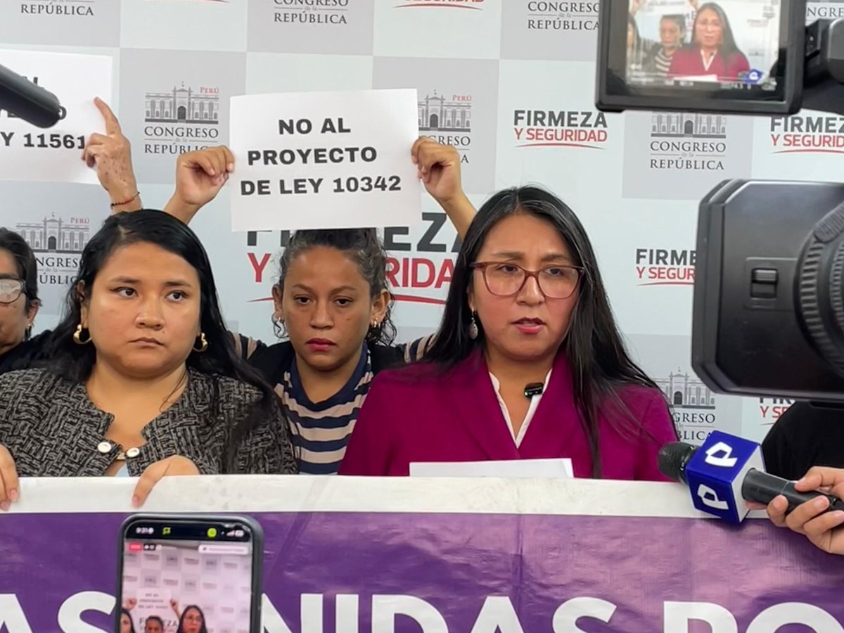 RuthLuqueIbarra's tweet photo. Hoy, junto a las asociaciones de familiares de víctimas de feminicidio, brindamos una conferencia de prensa en el @congresoperu para manifestar nuestro rechazo y alertar a la ciudadanía sobre proyectos de ley que pretenden eliminar el delito de feminicidio, generar impunidad para los agresores y perseguir a las denunciantes de violencia.

No permitiremos ningún retroceso en la defensa de los derechos de las mujeres víctimas de violencia. Exigimos a las bancadas garantizar justicia ahora. 

¡Seguimos!