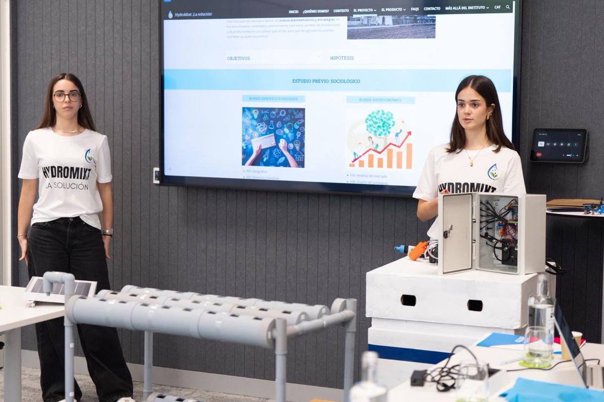 FundacionAquae's tweet photo. El primer equipo en presentar su investigación viene del @ICarlesVallbona de Granollers. Laura Pont y Alba Vicens explican su diseño de sistema eficiente de riego, llamado HydroMixt. #SJWP https://t.co/NcMeS5LqTp