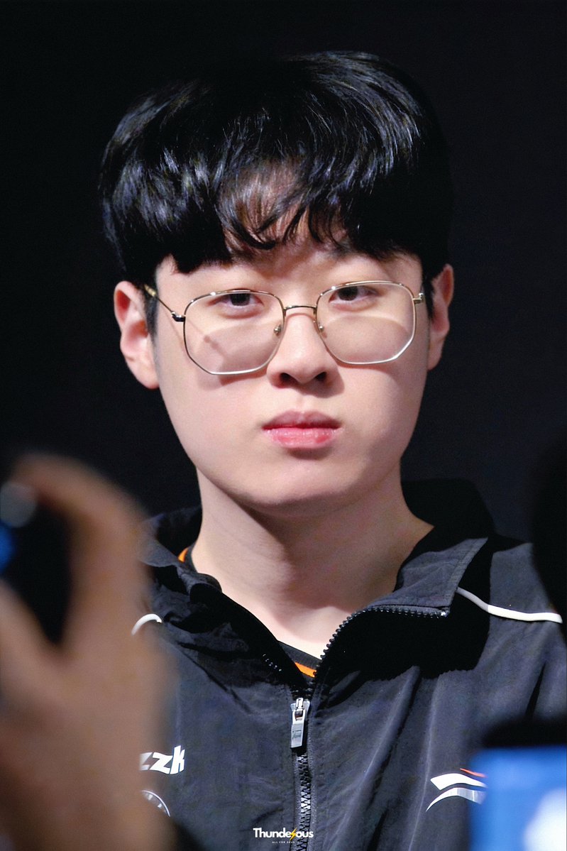 260506 LCK 2026 HLE vs DNS 승리팬미    

멍 때린 우제 ㅋㅋㅋ 

#Zeus #제우스 #최우제 #HLEWIN