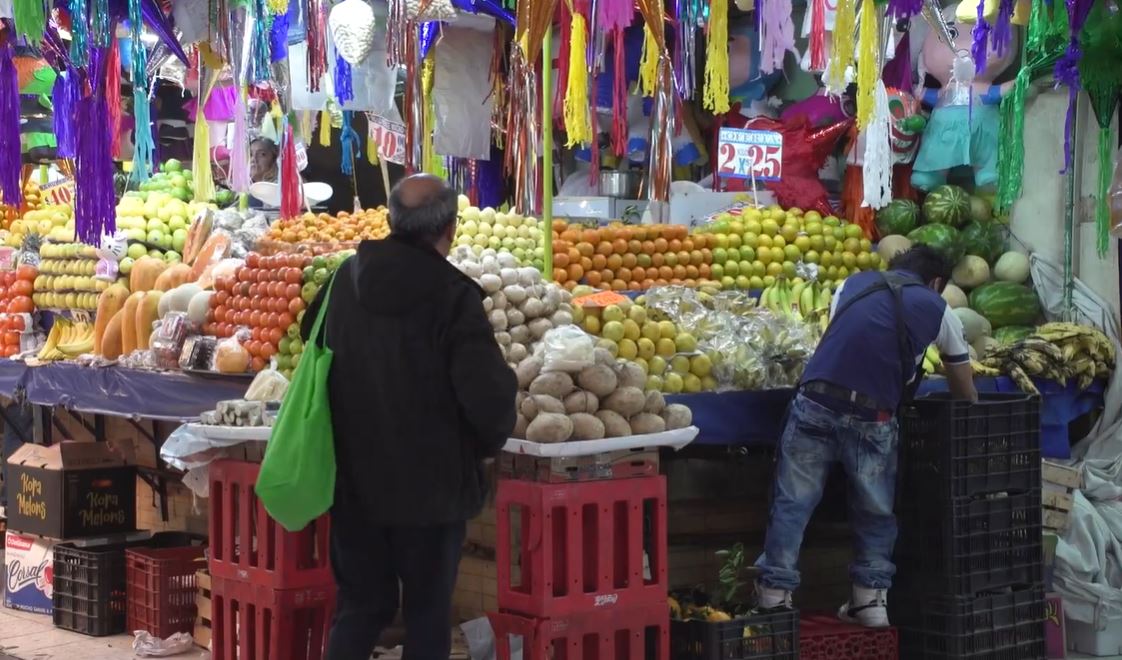 columbalopezg's tweet photo. Consumir frutas y verduras de temporada puede ayudarnos a evitar golpes de calor.
Las y los invito a leer el siguiente artículo del blog de @Agricultura_mex, cuidarnos y mantenernos hidratados durante la ola de calor:  https://t.co/oywcAId1aF https://t.co/cnXHgzJurX
