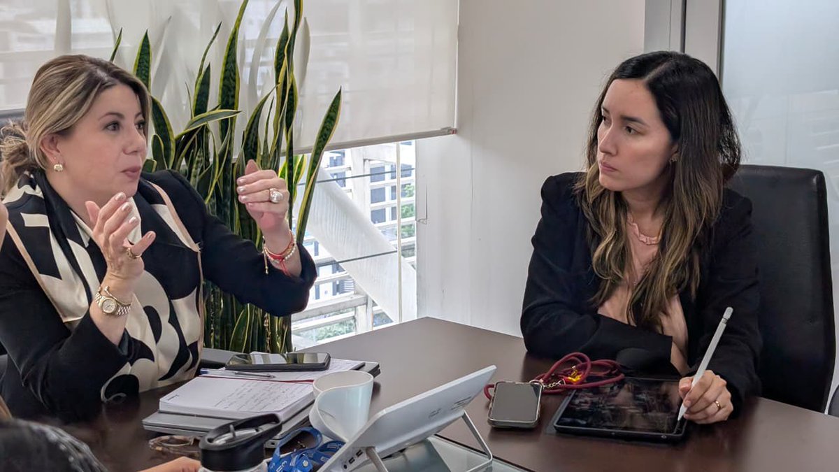 ♻️🤝 La economía circular sigue tomando fuerza en Ecuador.

Junto a <a href="/EcuadorMAE/">Ministerio de Ambiente y Energía</a> impulsamos un desarrollo + sostenible, innovador y competitivo🌱🏭
Se definieron estrategias para fortalecer la gestión de residuos, la innovación productiva y avanzar en la hoja de ruta nacional ♻️🇪🇨