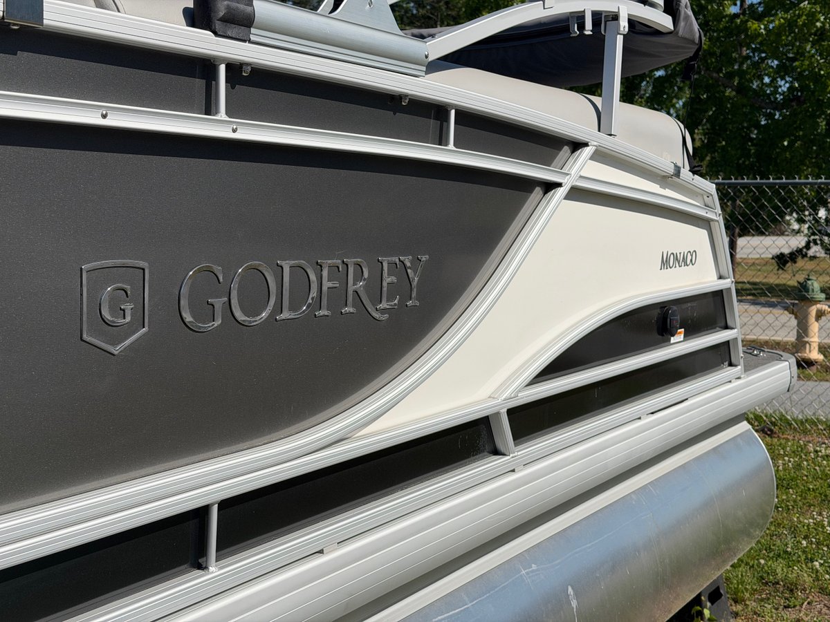gunnells's tweet photo. Forget the flowers. Get Mom on the water. 🌸➡️⚓ This Mother’s Day, treat her to the gift she REALLY deserves — a Harris Pontoon or Godfrey from Gunnells Marine. Sun, water, family, and zero dishes!  🙌 #MothersDay #MomDeservesIt https://t.co/spTxSNePqh