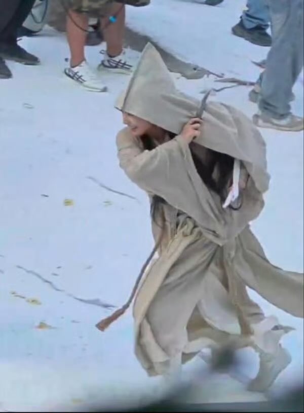 1000_256C's tweet photo. 要么握刀跟握笔一样，要么砍向别人时刀刃对着自己，就这种水平，tanjianci愿意指导你一下就偷着乐吧 

luyuxiao女士需要尽快提高演技，剧组拍摄的每一天都是在花钱，没有制片人喜欢一个拖累全组的女演员。现在卢昱晓唯一的出路就是端正态度，认真演戏！

 #LuYuxiao #DangcingWithTheTide #nanyi https://t.co/2SMJT9jgj8