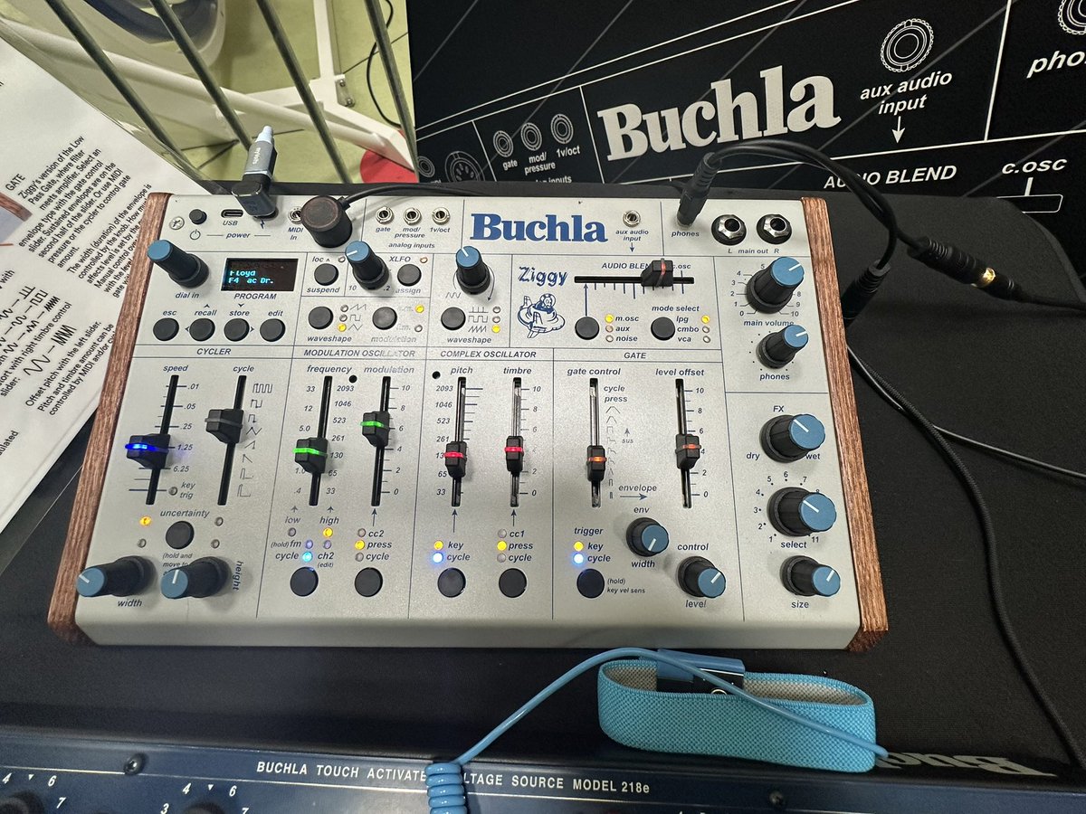 1ikkai's tweet photo. SB会場で一番の注目株、Buchla Ziggy。
実物は写真で見るよりずっとビルドクオリティ高いし、何より音が圧倒的。このサイズで「あのBuchlaサウンド」が鳴ってるの、ちょっと感動する。
#SB26 #Superbooth2026 #BuchlaZiggy https://t.co/rB5RFkogQq