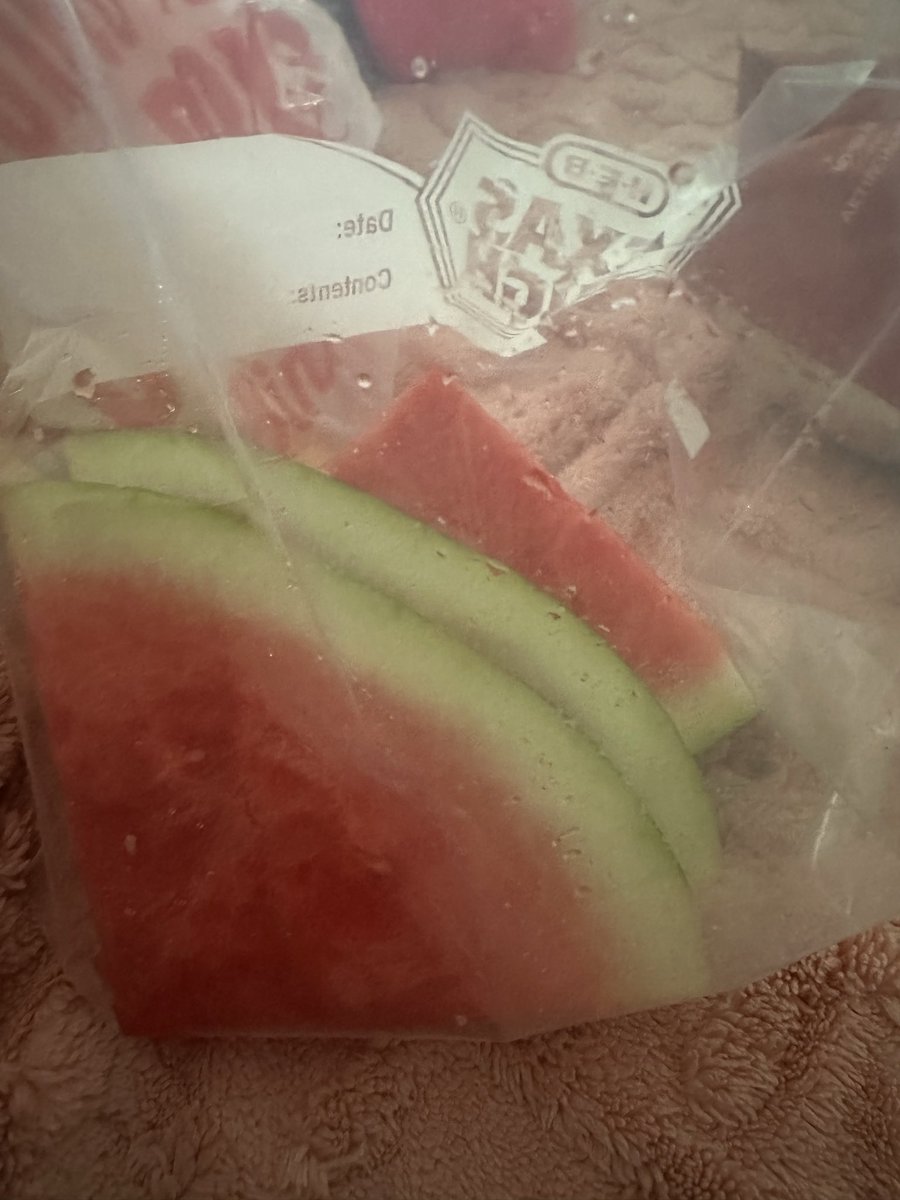 donnafayedawki5's tweet photo. HEB watermelon..and it smells sooo Good..ready to snack! https://t.co/tCpmhRfAJd