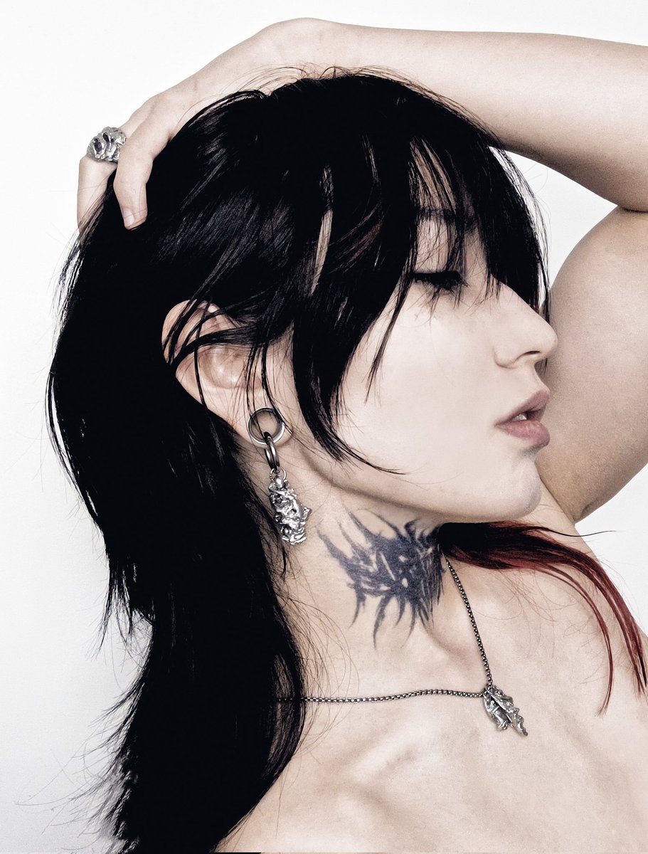 ReiRedmoths's tweet photo. I've been experimenting with jewellery a lot recently.
I've started to get quite a lot of experiments I wear in my daily life so why not show you what it looks like right ? 

(fake neck tattoo)

1/2

#jewellery #modeling #jewelry #alternative https://t.co/bV5N9ELh88