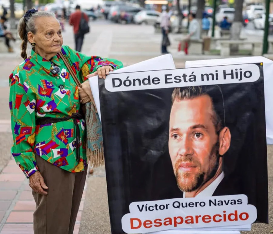 leopoldolopez's tweet photo. Durante más de un año, el régimen ocultó la verdad sobre Víctor Hugo Quero. No solo lo desaparecieron forzosamente, sino que negaron información a su familia y sometieron a su madre de 80 años a una tortura psicológica interminable en su búsqueda.

Y hoy, 9 meses después, tienen el descaro de informar que Víctor Hugo falleció bajo su custodia.

Esto no es solo crueldad. Es terrorismo de Estado. Es un crimen de lesa humanidad por el que tendrán que rendir cuentas.