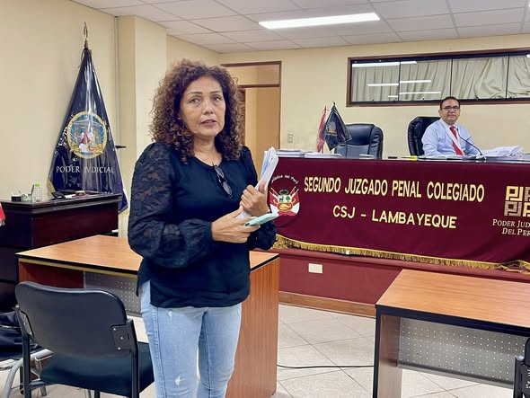 DianaMiloslavic's tweet photo. #CasoFeminicidio #Chiclayo 
Informe de La Comisión de Derechos Humanos Bienestar Perú 
Audiencia del juicio oral seguido contra Rodrigo Pacheco Bado por el caso de Mariella Baca Briones, desarrollado ante el Segundo Juzgado Penal Colegiado de Chiclayo. Durante la sesión, la organización pudo constatar una serie de incidencias procesales que generan preocupación respecto al normal desarrollo del juicio, especialmente por la presentación de nuevas pruebas por parte de la defensa técnica del acusado en plena etapa de juicio oral.

La Comisión advierte con preocupación que varias de las pruebas presentadas por la defensa serían actos investigatorios realizados tardíamente, pese a tratarse de un proceso que lleva más de cinco años en trámite. 
La Fiscalía sostuvo que algunas de las pericias ofrecidas por la defensa no guardan relación directa con el vehículo involucrado en los hechos investigados o en otra que fueron elaboradas sin inspección física adecuada, mientras que otras se sustentan en información telefónica parcial que no permitiría determinar con certeza la ubicación exacta del acusado y solo en un número telefónico de los 3 que tiene el imputado. Tanto el Ministerio Público como la defensa de la parte agraviada solicitaron el rechazo y desistimiento de todas las nuevas pruebas planteadas, argumentando que no cumplen con las garantías de legalidad y formalidad exigidas por el proceso penal peruano.
#JusticiaParaMariellaBaca con la legislacion que tenemos el acceso a la justicia lento, se imaginan con los cambios a la ley de feminicidio??
Ministerio Público - Fiscalía de la Nación del Perú Informe completo en Facebook