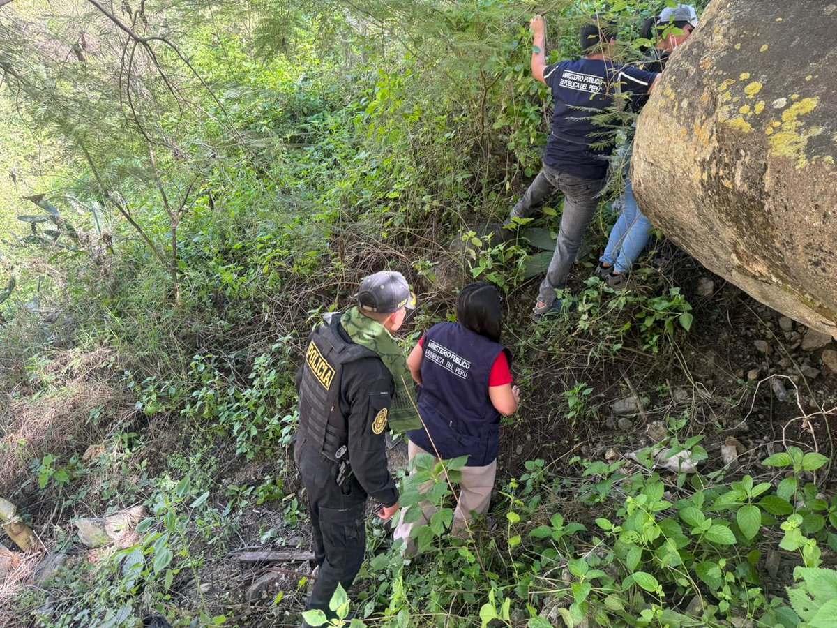#Colcabamba📍El fiscal de Derechos Humanos de Huancavelica, Honorio Casallo Díaz, advierte de limitaciones en la conducción policial de las investigaciones por la muerte de cinco jóvenes durante una intervención militar en el #Vraem.
📷<a href="/FiscaliaPeru/">Ministerio Público</a>
👉ojo-publico.com/6290/vraem-dem… 👈
