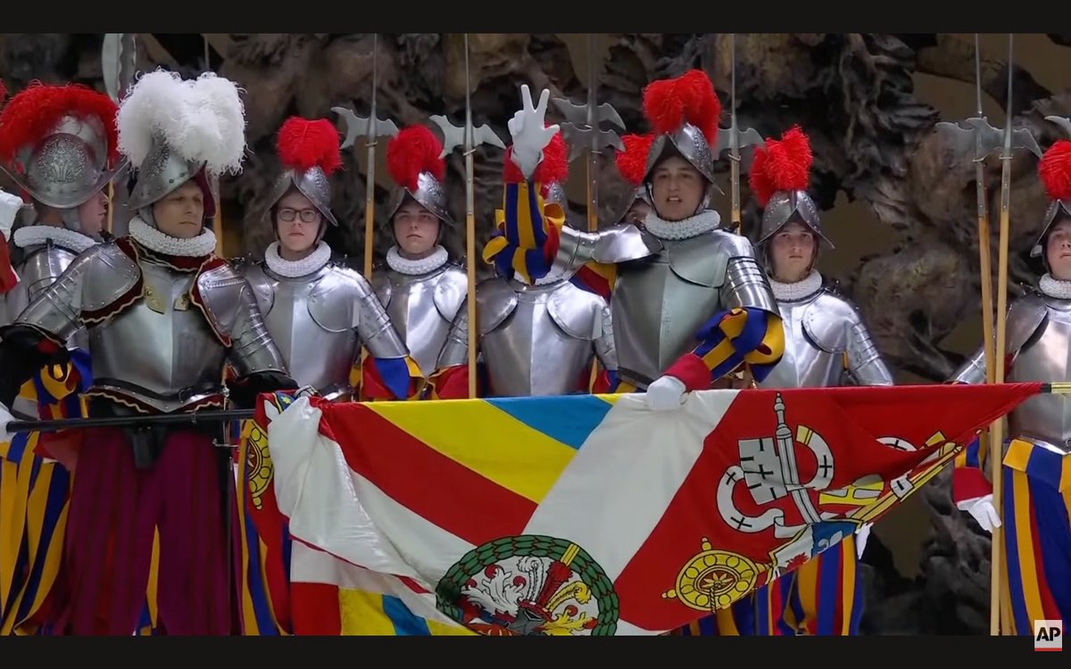 Vexillologie's tweet photo. Quand les Suisses veulent representer la diversité à travers l'unité à l'étranger, ils utilisent notamment... des drapeaux. #Vexillologie #GardeSuisse #Cantons https://t.co/QtaPnK1Gjr