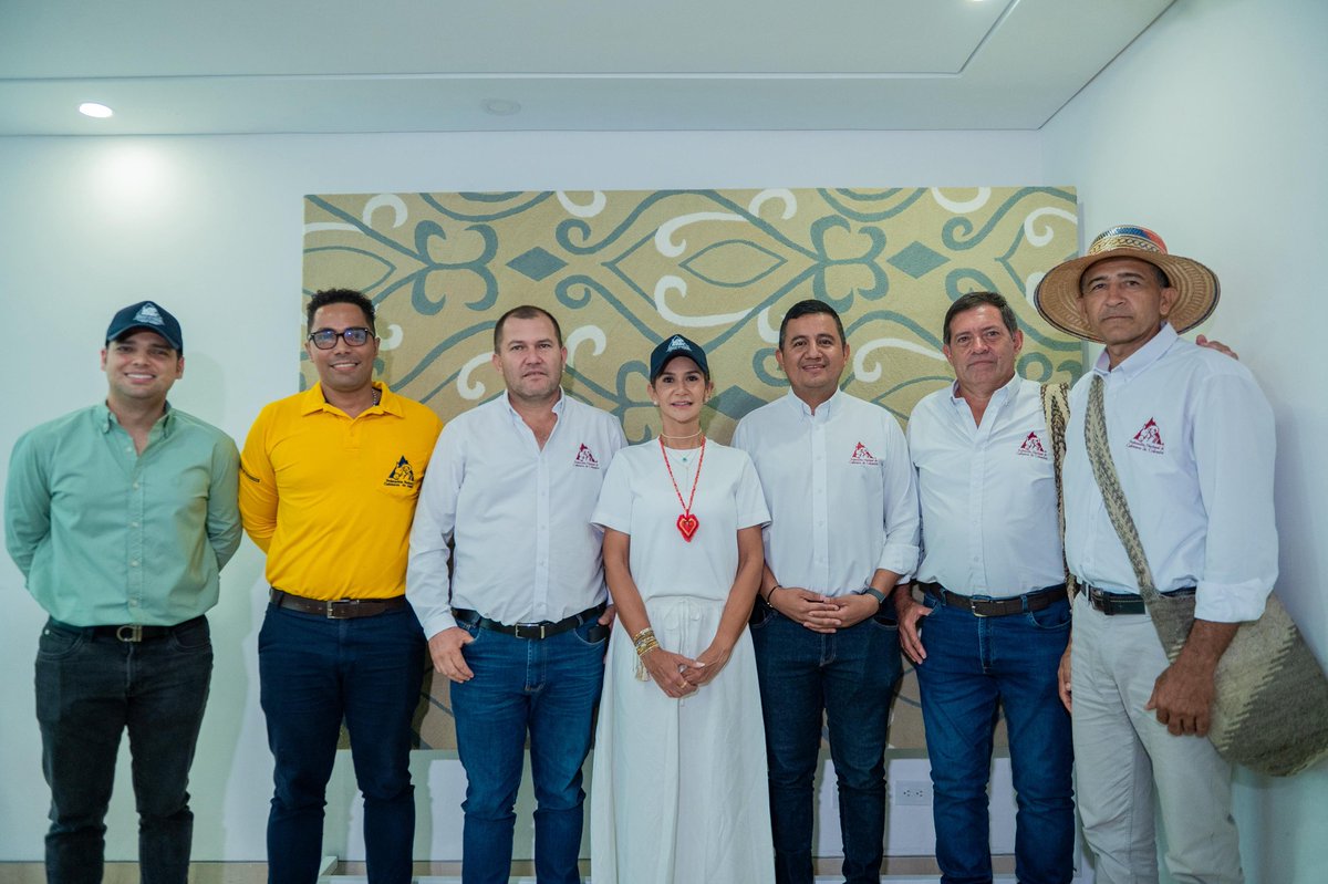 GobdelCesar's tweet photo. ¡Mucho más por nuestra productividad en el campo! 

La gobernadora @elviamilenasd potenciará la productividad del campo cesarense brindando herramientas técnicas que permitan a nuestros caficultores pasar de la recolección a la transformación competitiva del grano, así se estableció luego de un encuentro de la mandataria con el Comité de Cafeteros del Cesar y La Guajira.

Se articulan proyectos de generación de valor en el sector, por ello en la reunión se presentó la propuesta del primer Centro de Industrialización del Café, un espacio de 377 metros cuadrados dedicado a la transformación y comercialización estratégica. 

Este centro fortalecerá las 80 marcas locales que ya cuentan con registro Invima, garantizando que el valor agregado se quede en manos de nuestras familias productoras y se impulse el turismo cafetero en la región.

Mirando hacia el futuro, se proyecta la gran Feria Cesar Sabe a Café, para el 2027, una vitrina de alto impacto para posicionar nuestra riqueza cafetera. Con estas iniciativas, el Gobierno del Cesar reafirma su compromiso de industrializar el agro y consolidar al departamento como un referente nacional en calidad y sabor.