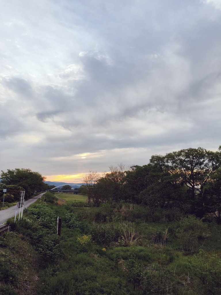 おはようごさいます🕖️

今朝は13度位☁
昨日は今シーズン初半袖…昔（小中学生の頃）は6月・7月からだったような？🤔

YouTube…少し興味がある動画でも長い動画だと視聴面倒😌
「質問する」から「要約して」と入れると文字情報が表示…YouTuberさんゴメンナサイ🙏

クマ注意・本日もやんべに❗