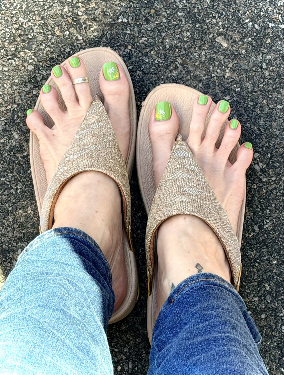 Prehensile2025's tweet photo. I love FitFlops so much. I also think my long toes and toe spreads look pretty nice! What do you think? https://t.co/fjfJXP3Q2E