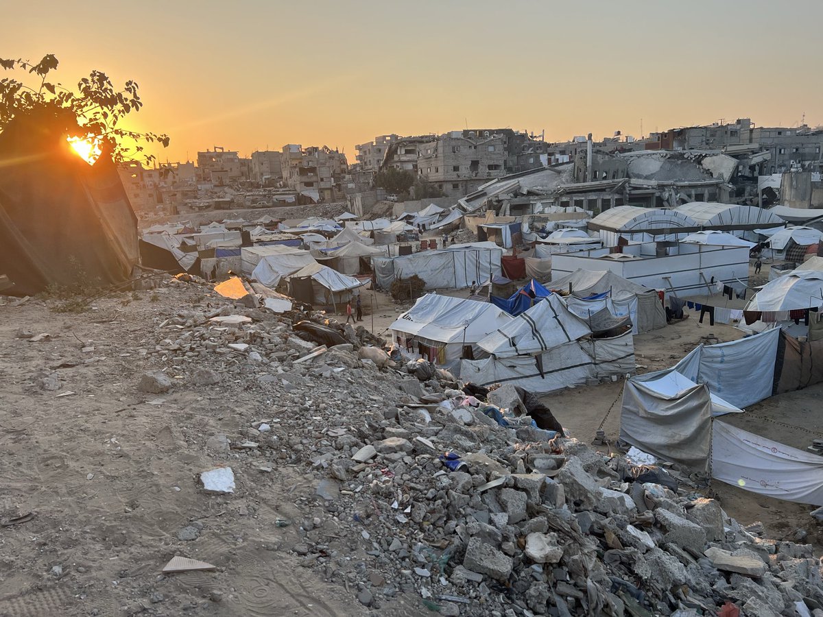 ruwaidaamer8's tweet photo. I used to sit in this place every day, spending the sunset hours watching life in those tents. Each tent had a story, a struggle to get water and food. The children cried from the heat, from exhaustion and boredom. Nothing changed; the suffering continued, and no one cared. ❤️‍🩹 https://t.co/aII6RrlPUX