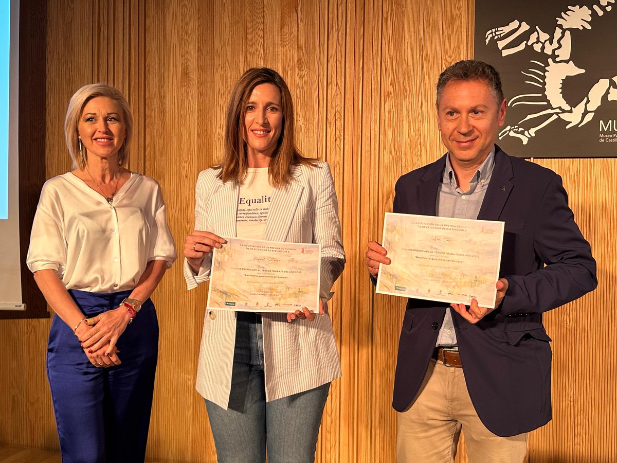 AP_Cuenca's tweet photo. El segundo premio a mejor trabajo del año ha sido para Manu Reina por “Una despedida llena de vida”. El tercero ha recaído en Julián Cano y Raquel Salinero por el reportaje “Reconecta, guardianes del bosque”. https://t.co/eQI4rYd2bl