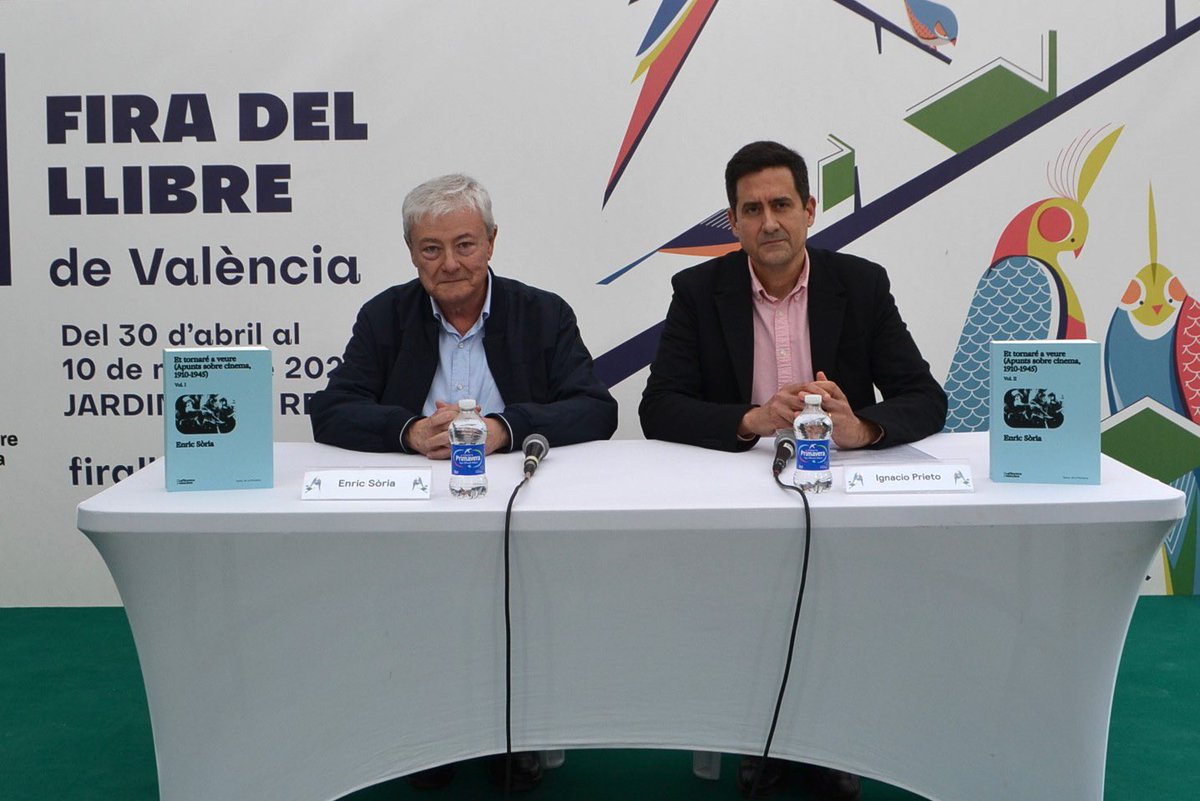 GVAcultura's tweet photo. La Filmoteca Valenciana ha presentat en la @firallibrevlc ‘Et tornaré a veure. (Apunts sobre cinema, 1910-1945)’ del poeta i assagista valencià Enric Sòria (Oliva, 1958). El llibre ha sigut presentat al públic en un col·loqui entre ell i el DG de Cultura, Ignacio Prieto Mansanet https://t.co/pVaPljHglj