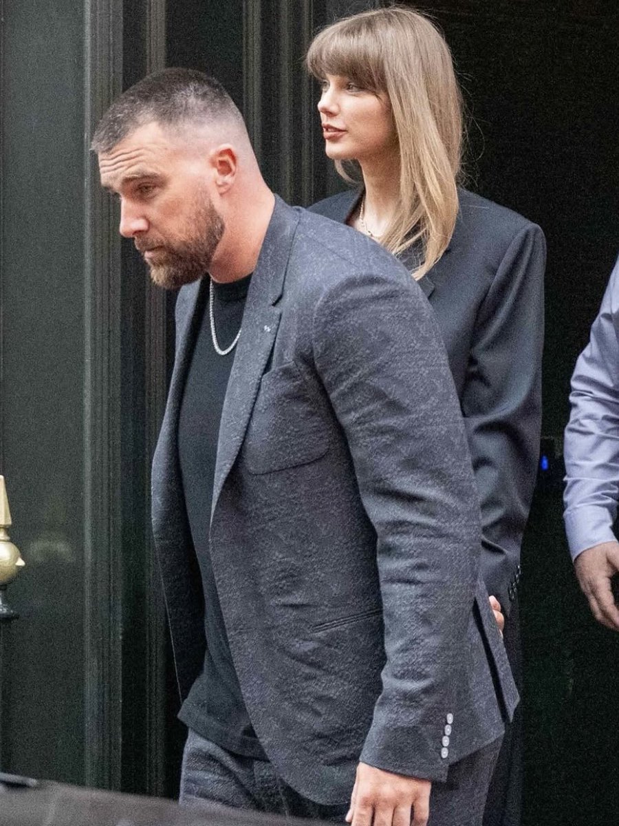 updateswiftbr's tweet photo. Mais fotos de Taylor Swift e seu noivo, Travis Kelce, recentemente em Londres.

O casal estava acompanhado da diretora de fotografia britânica Rina Yang, que trabalhou com a cantora em diversos projetos, como “All Too Well: The Short Film” e os videoclipes de “Anti-Hero”, “Lavender Haze” e “Bejeweled”.
