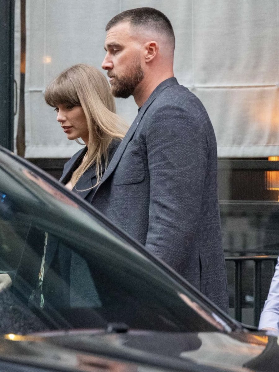 updateswiftbr's tweet photo. Mais fotos de Taylor Swift e seu noivo, Travis Kelce, recentemente em Londres.

O casal estava acompanhado da diretora de fotografia britânica Rina Yang, que trabalhou com a cantora em diversos projetos, como “All Too Well: The Short Film” e os videoclipes de “Anti-Hero”, “Lavender Haze” e “Bejeweled”.