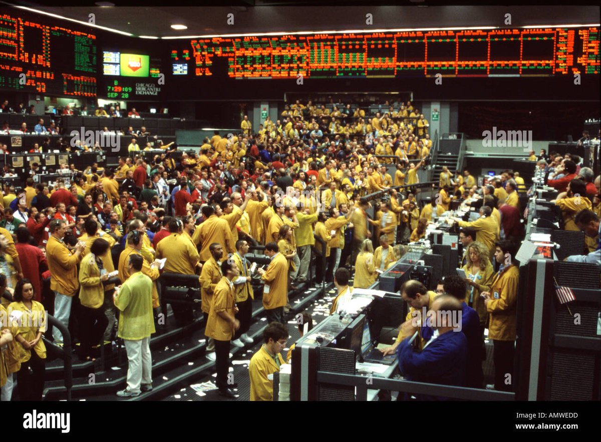 DragonFlyTrust's tweet photo. The eurodollar pit in the Chicago Mercantile Exchange https://t.co/WtUSYheEZx