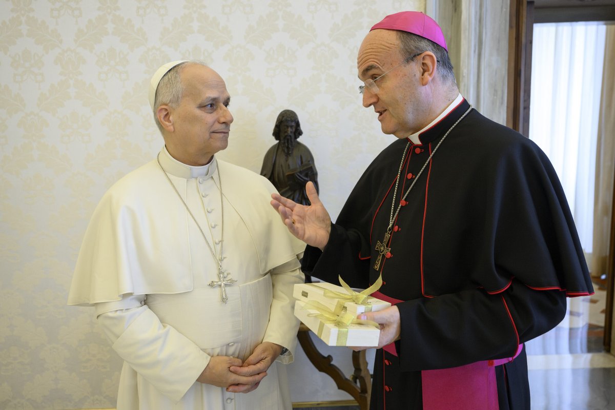 Hace un año, millones de ojos miraban una chimenea; el Espíritu Santo, en cambio, miró a un pastor...

En este primer aniversario: gratitud, comunión, esperanza y... unas barras de turrón de Alicante para celebrarlo.

#LeonXIV #PapaLeónXIV