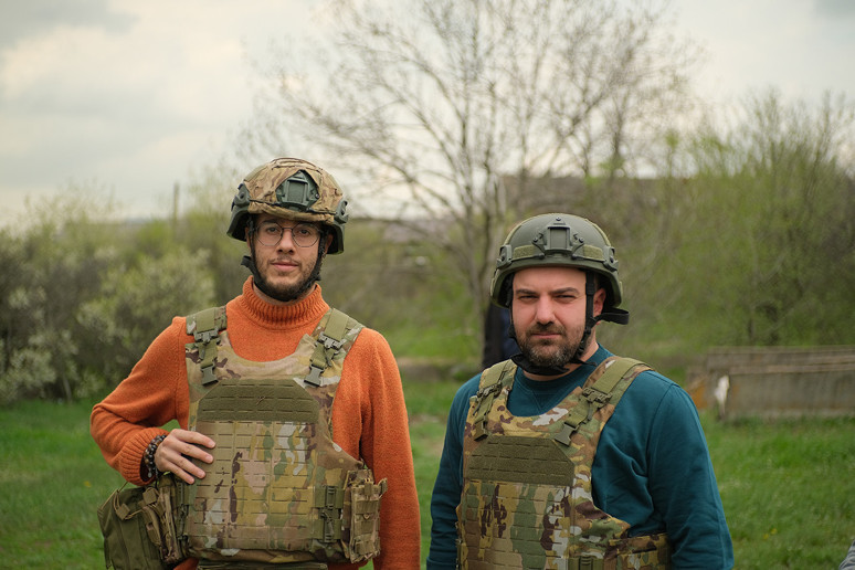 AydinlikGazete's tweet photo. 📌Üç yıl sonra yeniden Donbass’tayız. 

🔴Fakat bu sefer Donetsk daha canlı, Mariupol ise neredeyse küllerinden doğmuş. 

🔴Savaş cephesinin şehirden uzaklaşmasıyla birlikte Donetsk’te sokaklarda daha fazla insan var. 

🔴Gece ise kamikaze İHA sesleri…

📝Haber: Özgür Altınbaş & Orçun Göktürk
@AltinbasOzgur & @orcungokturk

https://t.co/UYPKeVvsVz