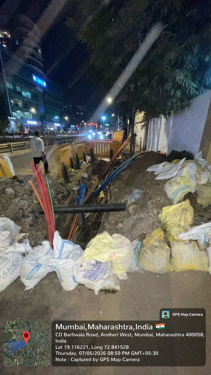 AbidTamboli5's tweet photo. @mybmcwardKW @mybmc Very dangerous road excavation work is going on from Street Pole Light No. KBC 002/039 to KBC 002/038, beside Ruia House, C.D. Barfiwala Road, Andheri West Mumbai:58.
No Work Order copy or permission details are displayed at the site. (1/2) https://t.co/MscmL92CXy