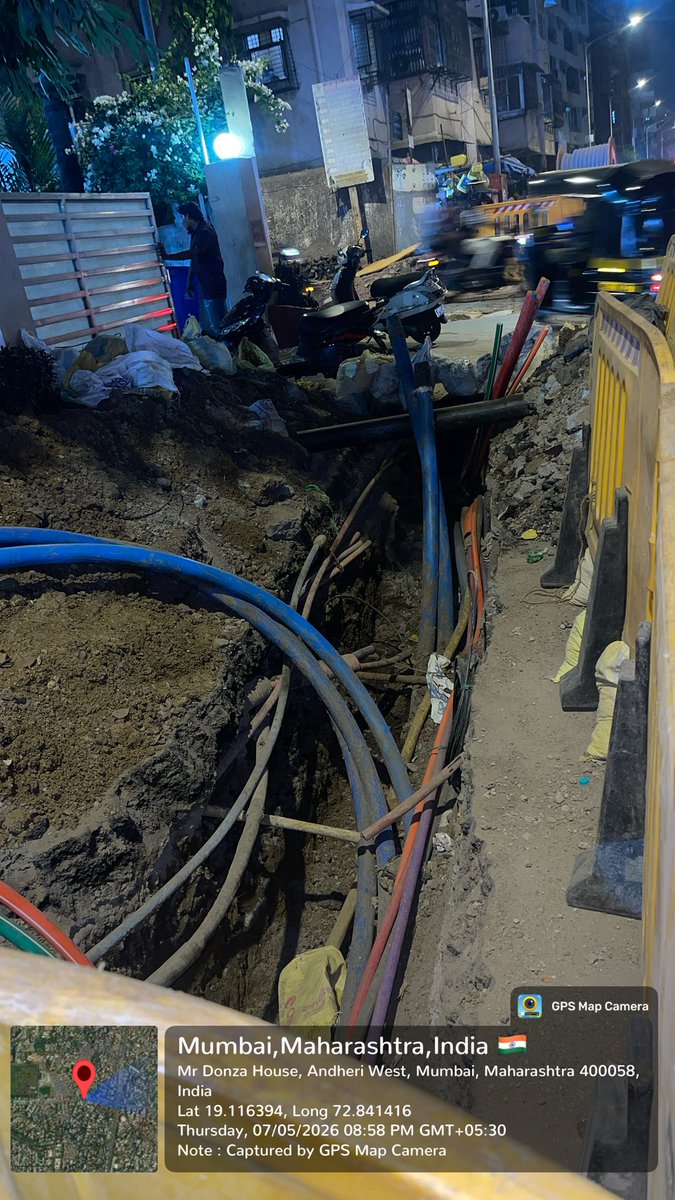AbidTamboli5's tweet photo. @mybmcwardKW @mybmc Very dangerous road excavation work is going on from Street Pole Light No. KBC 002/039 to KBC 002/038, beside Ruia House, C.D. Barfiwala Road, Andheri West Mumbai:58.
No Work Order copy or permission details are displayed at the site. (1/2) https://t.co/MscmL92CXy