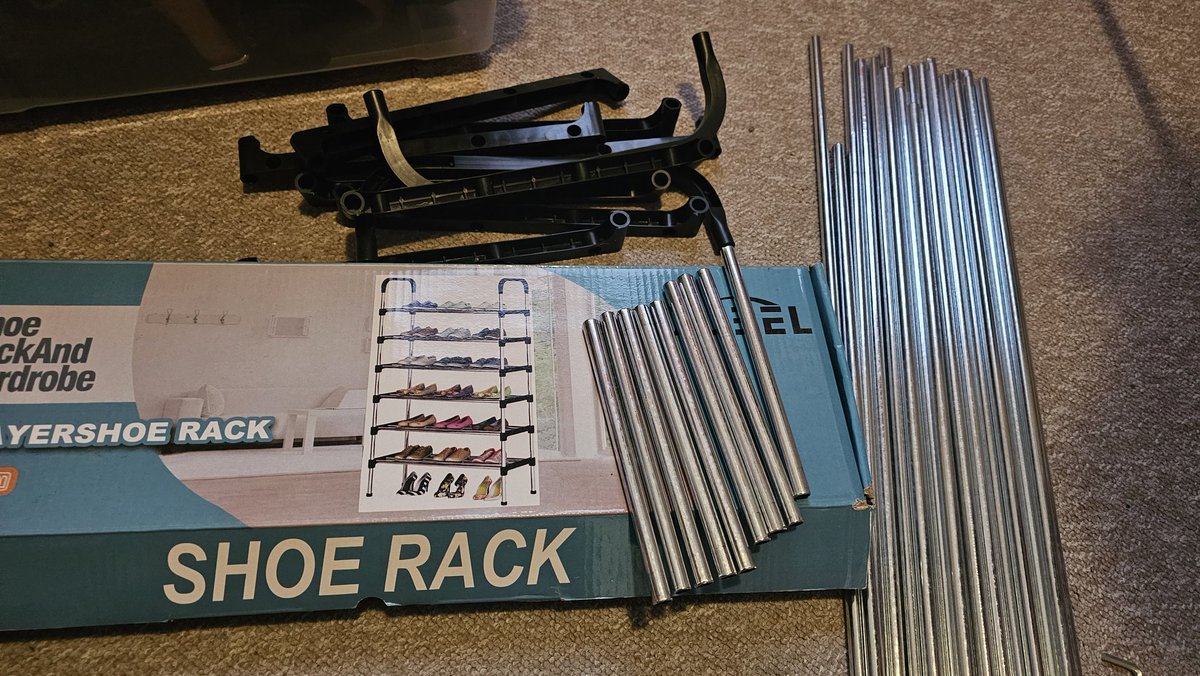 kar3ncha's tweet photo. Me regalaron este mueble para zapatos y viene sin instrucciones de armado y tiene muuuuchos tubos y dentro de la caja hay más. En estos momentos es cuando lamento que los trabajos de tecnología me los hiciera mi papá. https://t.co/0o1fbrzKRE