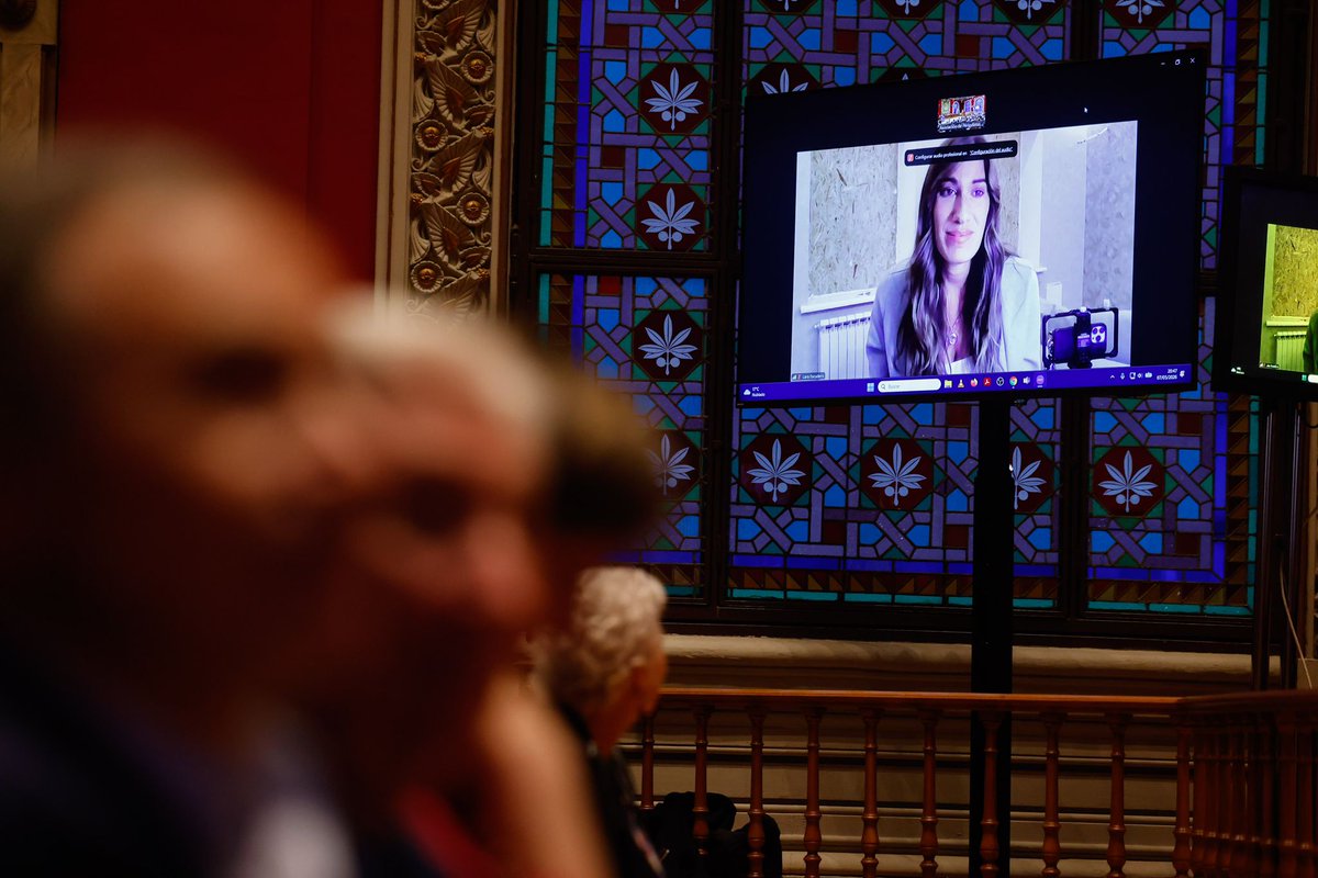 Periodistas_APA's tweet photo. 🔉El periodismo aragonés reivindica el rigor, la cercanía y la defensa de la verdad en una gala que reconoce el trabajo de @Laraesku desde Ucrania.

Los premios honoríficos recaen en Marta Garú, @SergioMarinn, @JZorraquin y Manuel Lorenzo.

Más info ➡️https://t.co/n26MSmC41p https://t.co/AE3huEv7rp