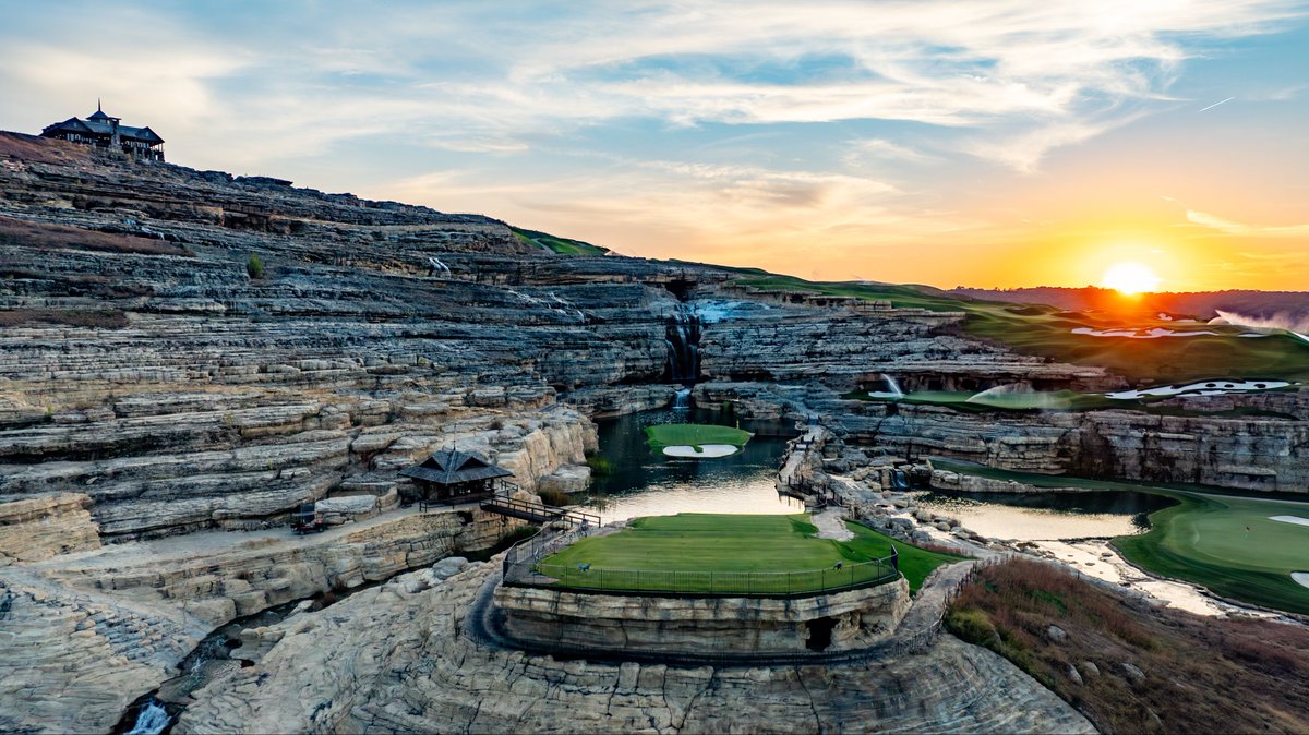 GolfBigCedar's tweet photo. Not a bad seat in the house when the sun goes down 🌅 https://t.co/rymGVpRYsL
