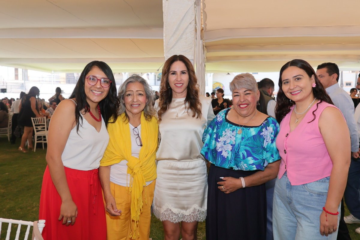 EstrellaRojasL's tweet photo. Gracias por esta celebración llena de cariño y cercanía 💐✨ @FeliFerMacias 

Compartir este momento nos recuerda la importancia de reconocer a quienes, con su esfuerzo diario, hacen posible que nuestro municipio siga avanzando.

Nos llevamos sonrisas, gratitud y el gusto de convivir en un ambiente tan especial. 💖