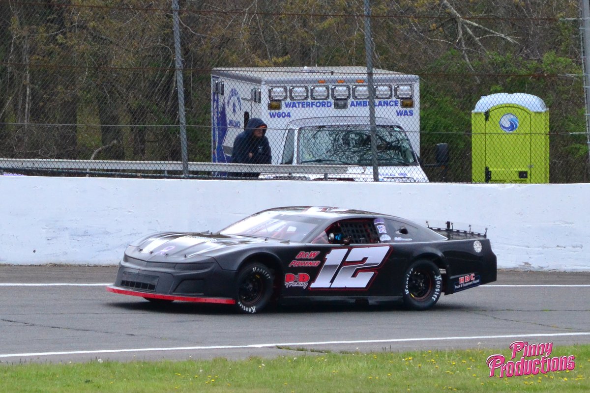 Pinny88_'s tweet photo. Here are just a few shots from The New London Waterford Speedbowl late Model Division. They had some really good looking cars! Love photographing them ! https://t.co/mZ8tmNW453