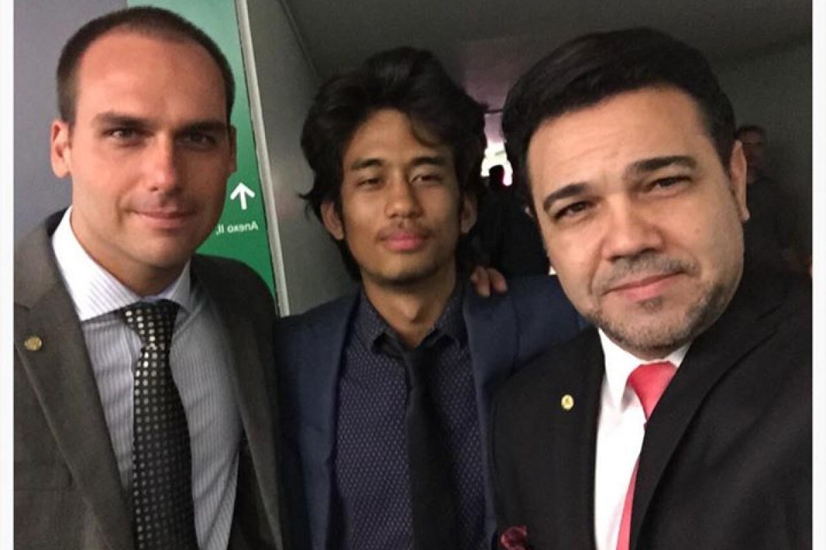 SweetEpiphany13's tweet photo. @RenanHallais @pedrocampospe @FlavioBolsonaro Vcs acham mesmo que esquecemos que o MBL e o Bolsonarismo só faltavam dividir o mesmo corpo ? KKKKKKKKKK atacar o Bolsonaro não vai limpar a barra de vocês, não vai dar certo abandonar o barco, vcs estão marcados eternamente https://t.co/wpvqbliKxu