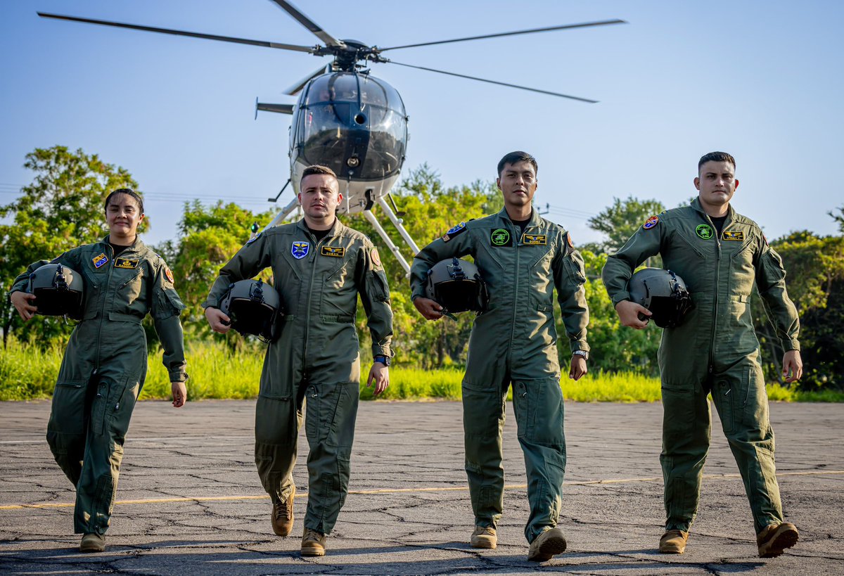 FUERZARMADASV's tweet photo. En este Día del Soldado Salvadoreño, reconocemos a los hombres y mujeres que, con honor, portan el uniforme militar y que, con su trabajo diario, contribuyen al bienestar de El Salvador.

Su vocación de servicio y compromiso con la patria reflejan una institución firme y al servicio de la población.