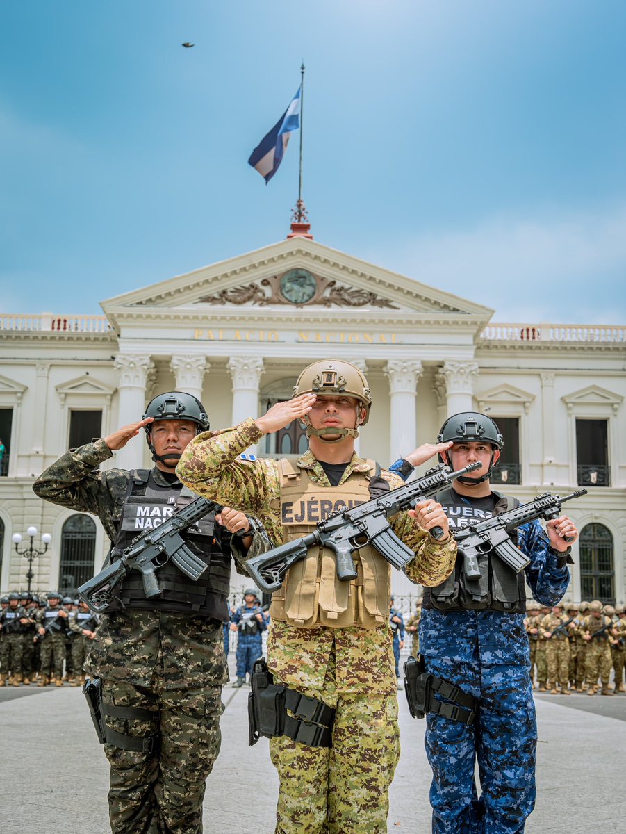 FUERZARMADASV's tweet photo. En este Día del Soldado Salvadoreño, reconocemos a los hombres y mujeres que, con honor, portan el uniforme militar y que, con su trabajo diario, contribuyen al bienestar de El Salvador.

Su vocación de servicio y compromiso con la patria reflejan una institución firme y al servicio de la población.
