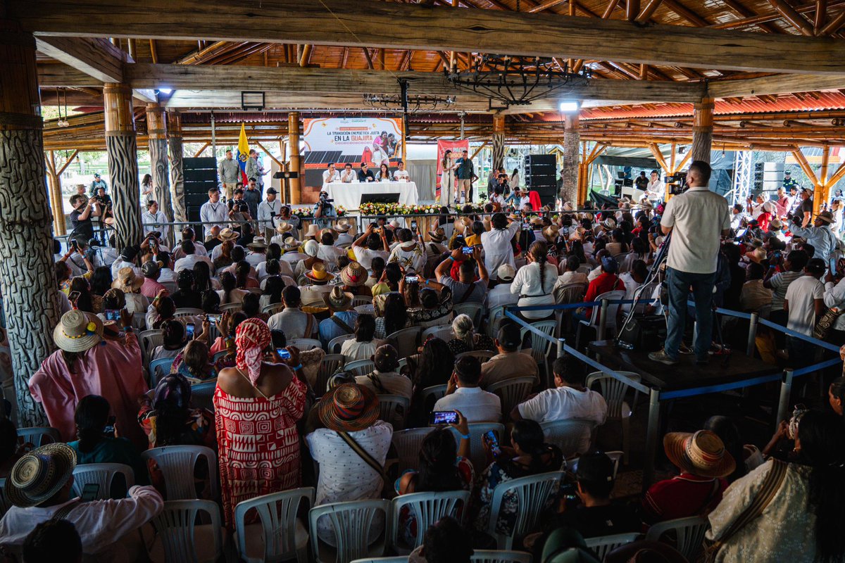 PalmaEdwin's tweet photo. Sin La Guajira no hay transición energética.

Desde La Guajira iniciamos el Comité Tripartito junto al presidente @petrogustavo, la ministra @IreneVelezT y compañeros del gabinete.

A esta hora dialogamos con las comunidades y el sector energético para seguir consolidando avances que permitan que la transición energética continúe  con la participación y protagonismo de las comunidades. 

Las comunidades deben ser socias en los proyectos energéticos en sus territorios.