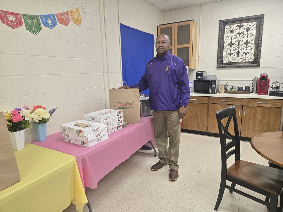 OmegaofRockHill's tweet photo. The Brothers of the Kappa Alpha Chapter of Omega Psi Phi Fraternity stopped by Independence Elementary School today for #TeacherAppreciationWeek!
We delivered fresh Krispy Kreme donuts, assisted with car rider line, and encouraged students to do their best on the #SCREADY https://t.co/Ujvp1UieMv