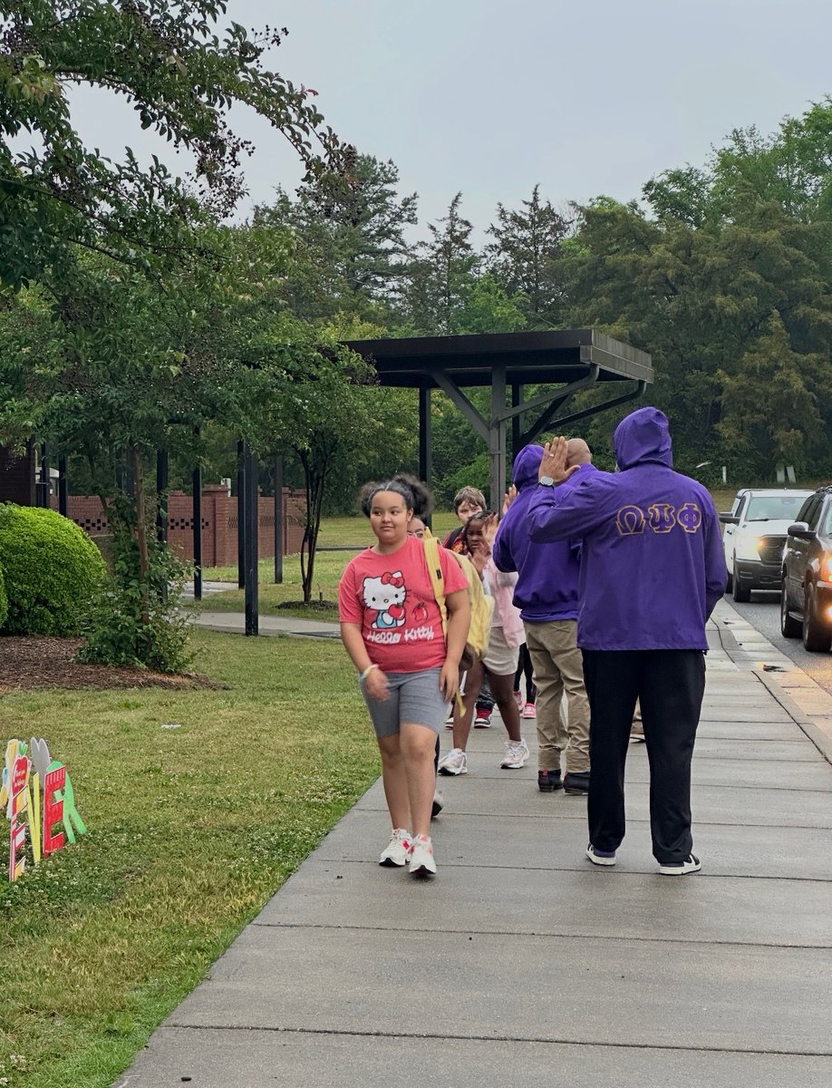 OmegaofRockHill's tweet photo. The Brothers of the Kappa Alpha Chapter of Omega Psi Phi Fraternity stopped by Independence Elementary School today for #TeacherAppreciationWeek!
We delivered fresh Krispy Kreme donuts, assisted with car rider line, and encouraged students to do their best on the #SCREADY https://t.co/Ujvp1UieMv