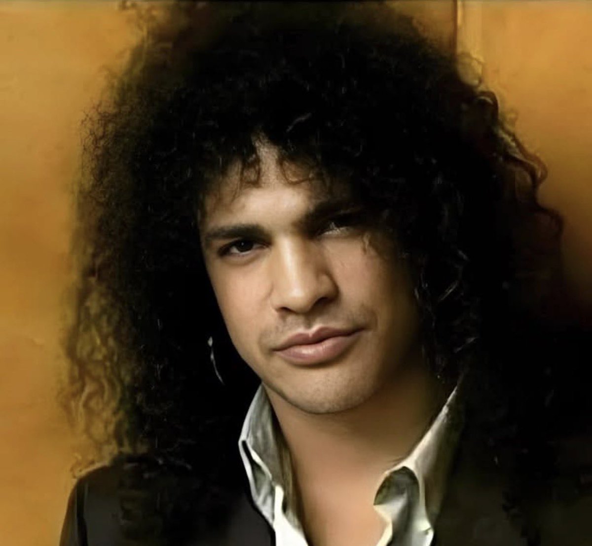 antoniotabet's tweet photo. Só para registrar que o Slash sem óculos e cartola é o Zezé Di Camargo com o cabelo do Luiz Caldas.

Boa noite. https://t.co/NLbZEVAqy1