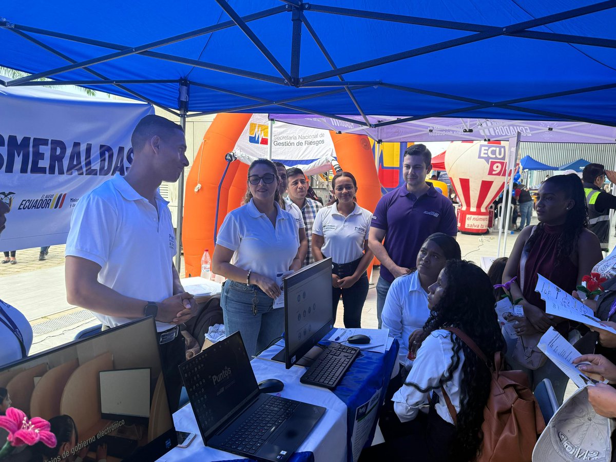 Telecom_Ec's tweet photo. Como parte de su agenda en #Esmeraldas, el viceministro @Ricardo__Guti recorrió la Brigada Social desarrollada en el sector de Las Palmas, donde visitó el stand de Puntos Digitales Gratuitos 💻🤝

Estos espacios acercan a la ciudadanía servicios de conectividad, capacitación digital e información sobre herramientas tecnológicas que fortalecen la inclusión y el desarrollo de las comunidades. 🇪🇨✨

#MintelConecta #TransformaciónDigital