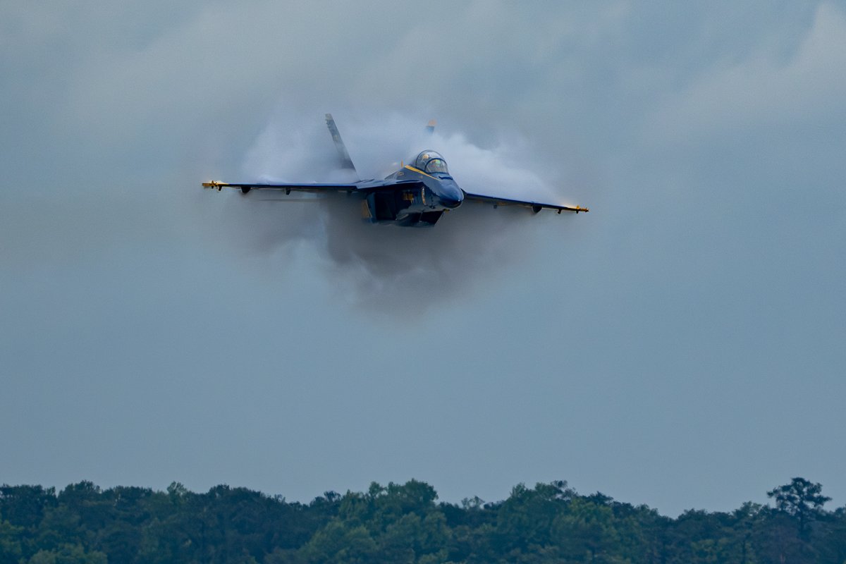 Skyworx_Media's tweet photo. Seriously wet today at MCAS Cherry Point. Blue got airbox figured out and had a quick practice. Here's a couple of shots from the ATC tower.
#aviation #blueangels #cherrypoint #airshow #USMC https://t.co/SZ8pU5hhAy