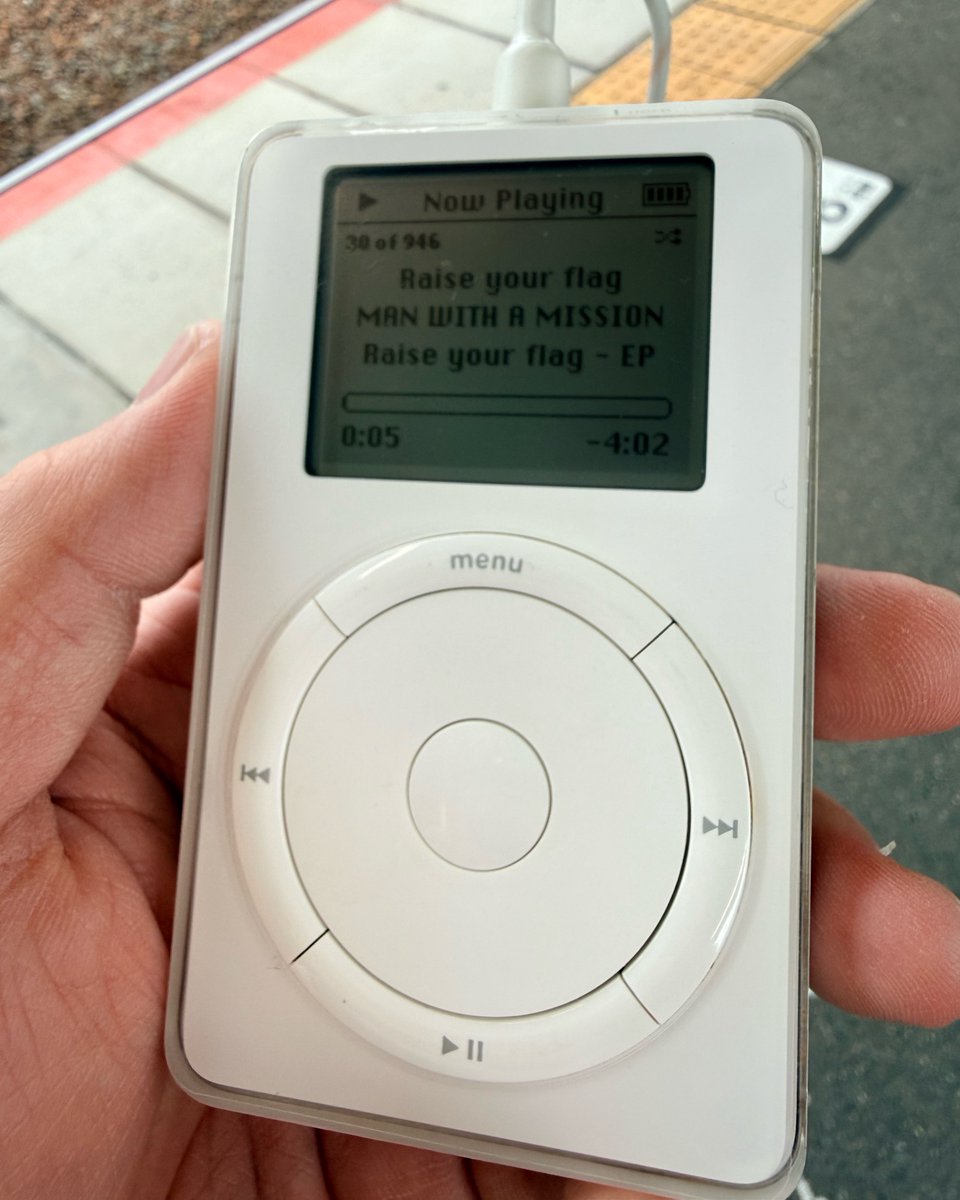 iPod本体とは反対に、前面がメッキで光り輝くリモコン。まだ周りが