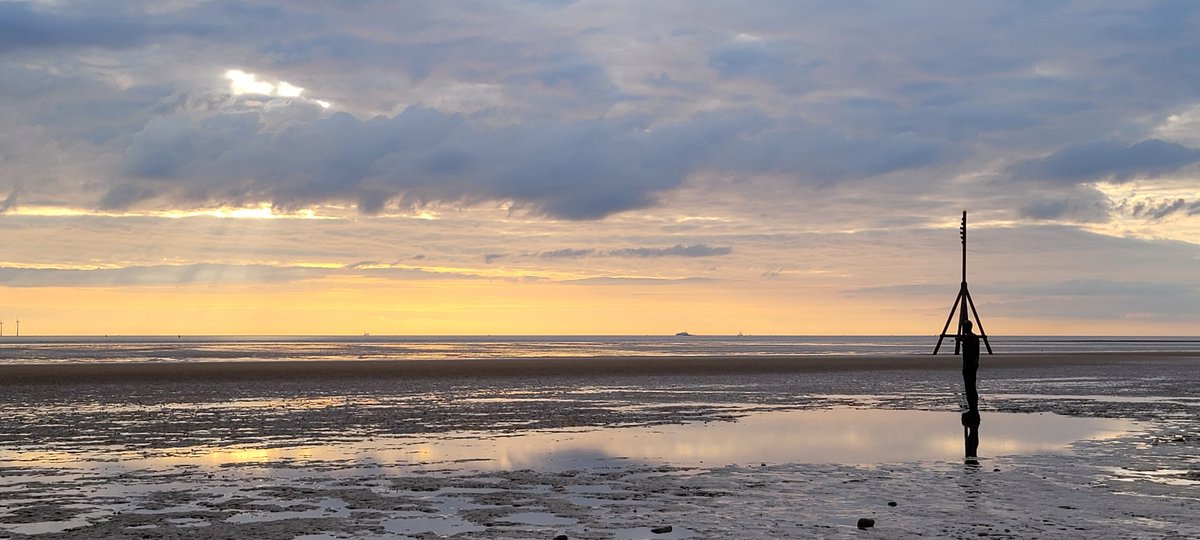 SteveMulville's tweet photo. A classic example of #perpendicular spotted on Crosby beach
this evening 🌊📸
#GeometryMan 😉
#CrepuscularRays 🌅 too.. https://t.co/09UPA9jcKq