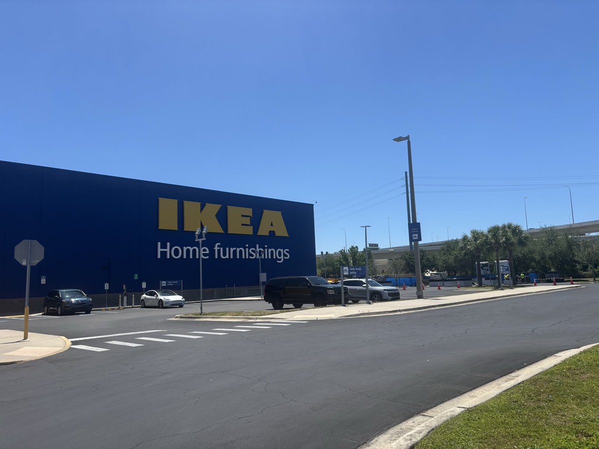 justrunfuller's tweet photo. 93 degrees today for the lunch run, spent two miles of it cooking in the IKEA parking lot blacktop. https://t.co/5eJA32UaCj