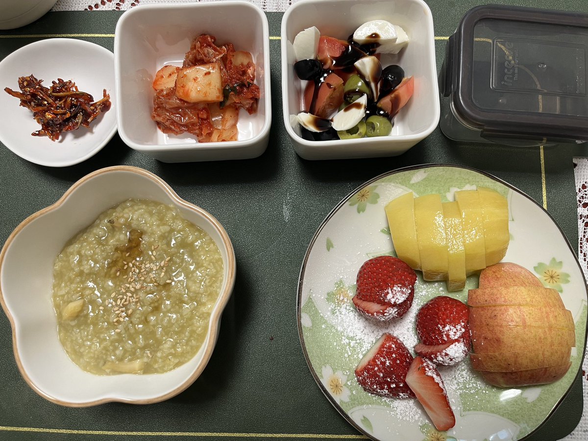 [05.08]
전복죽, 고추장멸치볶음, 김치, 모짜렐라치즈샐러드, 딸기, 사과, 키위